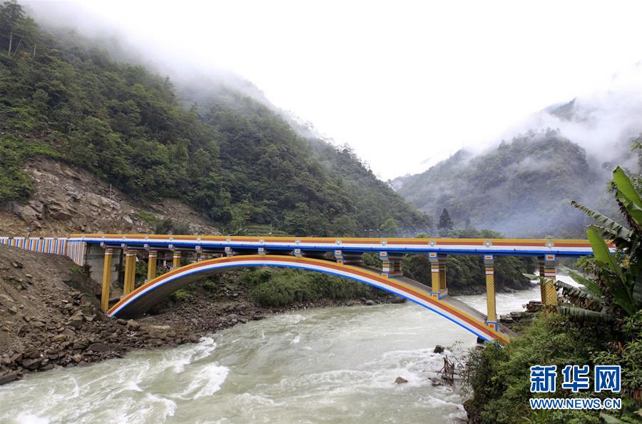 （圖文互動&middot;新華全媒頭條）（4）讓農(nóng)民致富奔小康的道路越走越寬廣&mdash;&mdash;黨的十八大以來以習(xí)近平同志為核心的黨中央關(guān)心農(nóng)村公路發(fā)展紀實