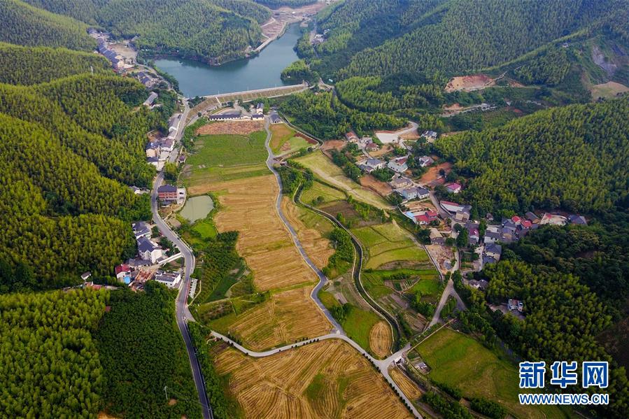 （圖文互動&middot;新華全媒頭條）（6）讓農(nóng)民致富奔小康的道路越走越寬廣&mdash;&mdash;黨的十八大以來以習(xí)近平同志為核心的黨中央關(guān)心農(nóng)村公路發(fā)展紀實