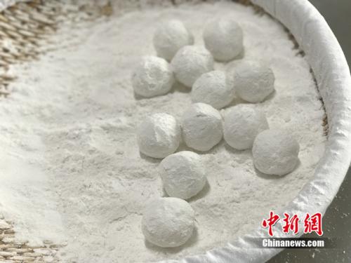 制作元宵時，首先要將餡料做好，沾上水，再投進(jìn)盛滿糯米粉的笸籮內(nèi)搖。<a target='_blank'  ><p  align=