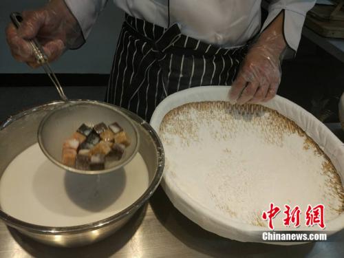 制作元宵時，首先要將餡料做好，沾上水，再投進(jìn)盛滿糯米粉的笸籮內(nèi)搖。<a target='_blank'  ><p  align=