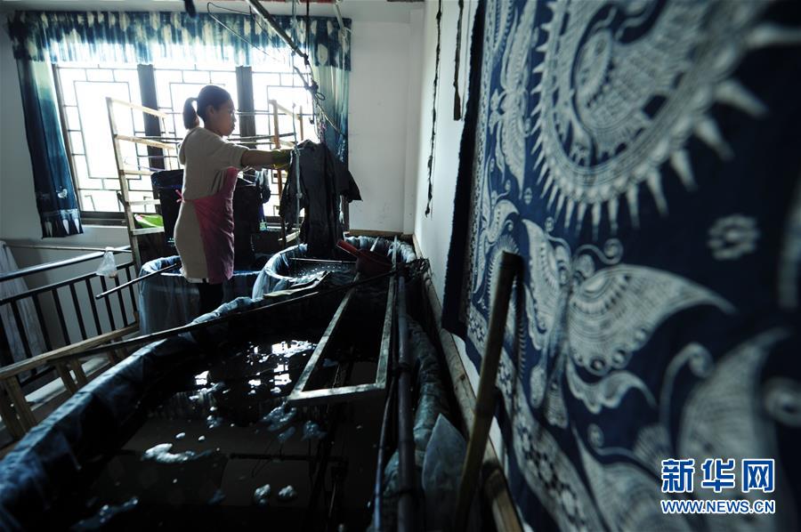 （社會）（2）貴州丹寨：&ldquo;指尖經(jīng)濟&rdquo;繪制脫貧藍圖