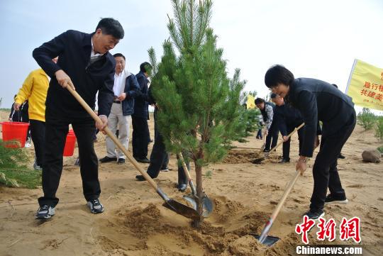 世界地球日中國(guó)第七大沙漠植樹5萬株