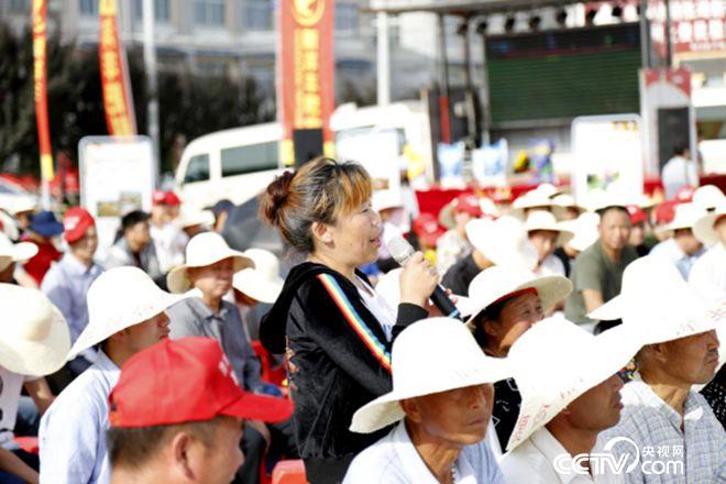 活動(dòng)現(xiàn)場，農(nóng)民搶答問題