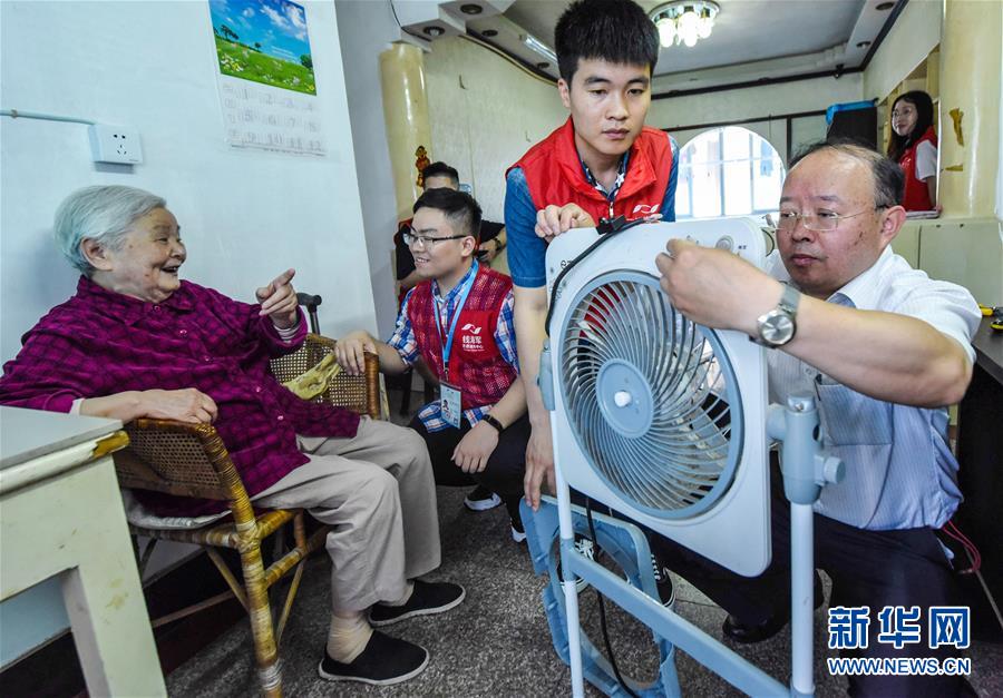 （社會）（2）&ldquo;國際家庭日&rdquo;志愿者溫暖空巢老人