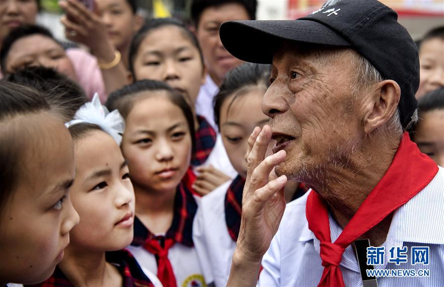 （圖片故事）（1）&ldquo;希望老人&rdquo;的第100次老區(qū)助學之旅