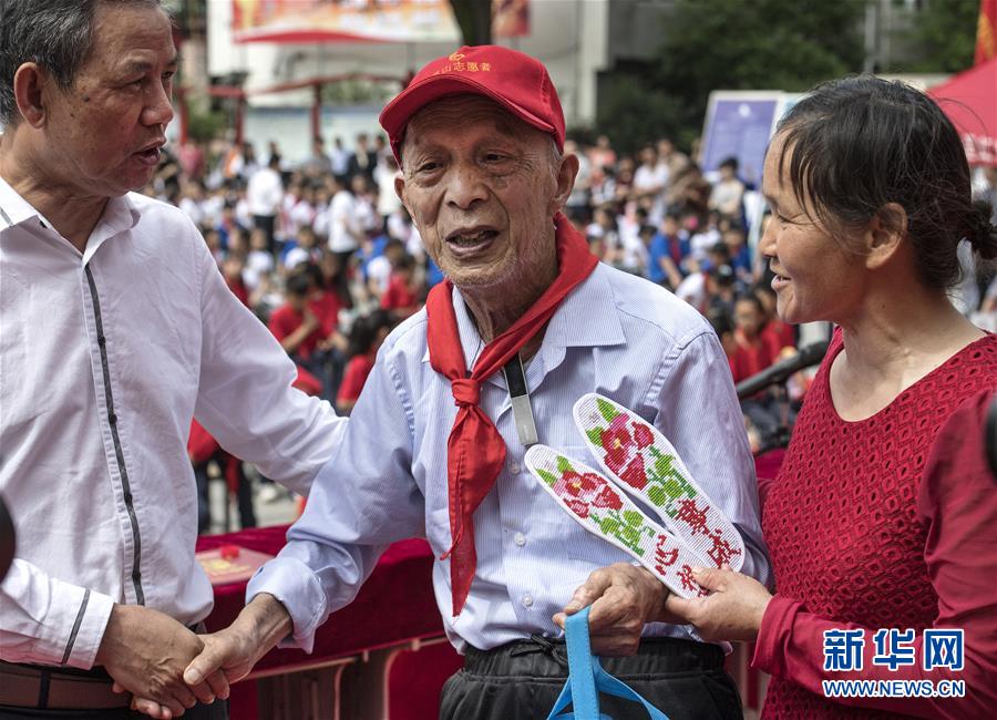 （圖片故事）（7）&ldquo;希望老人&rdquo;的第100次老區(qū)助學(xué)之旅