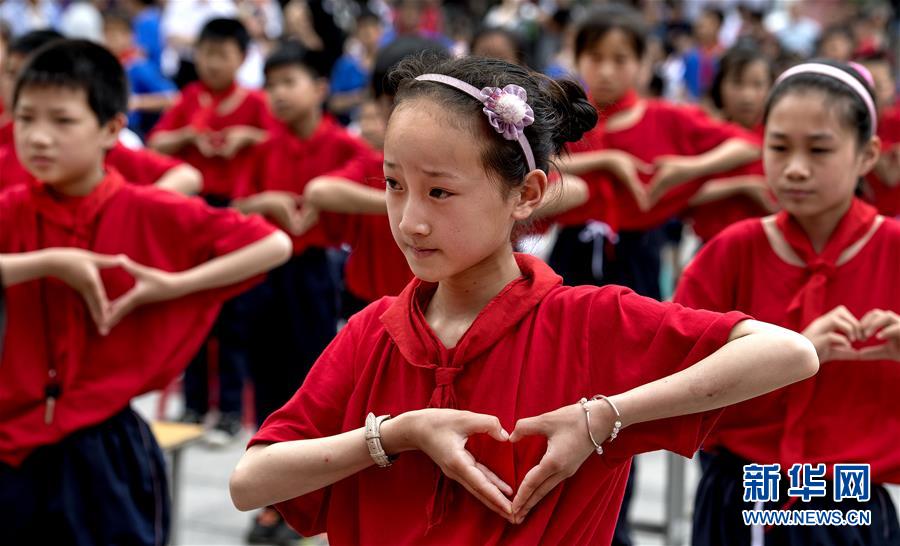 （圖片故事）（8）&ldquo;希望老人&rdquo;的第100次老區(qū)助學(xué)之旅
