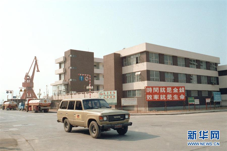 （新華全媒頭條&middot;壯闊東方潮　奮進(jìn)新時(shí)代&mdash;&mdash;慶祝改革開放40年&middot;圖文互動(dòng)）（3）從追趕時(shí)代到引領(lǐng)時(shí)代&mdash;&mdash;從深圳發(fā)展奇跡看中國改革開放40年 