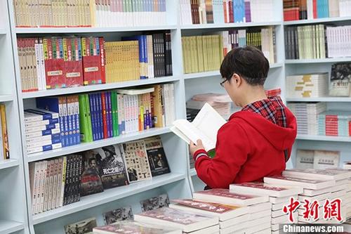 5月9日，一女子在哈爾濱市某書(shū)店選購(gòu)圖書(shū)。從5月1日至5月4日，全國(guó)32家紙廠宣布漲價(jià)，各紙種漲價(jià)幅度為每噸100元至300元不等。對(duì)此，出版行業(yè)業(yè)內(nèi)人士表示&ldquo;因?yàn)榧垙垉r(jià)格上漲，直接造成了出版成本的明顯增加，出版行業(yè)只能被迫對(duì)圖書(shū)定價(jià)進(jìn)行調(diào)整。&rdquo;
<a target='_blank' >中新社</a>記者 于琨 攝