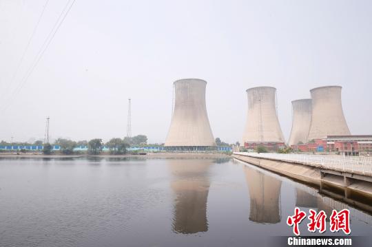 按照規(guī)劃，位于首鋼園區(qū)內(nèi)的滑雪大跳臺(tái)建成后將成為世界首例永久保留和使用的單板大跳臺(tái)場(chǎng)地。圖為單板大跳臺(tái)選址所在地?！№n海丹 攝