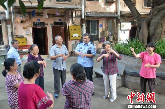 四川自貢社區(qū)民警拜師學(xué)手語成為聾啞居民&ldquo;知心人&rdquo;