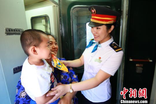 圖為列車員為旅客提供服務(wù)。(中國鐵路哈爾濱局集團有限公司提供)