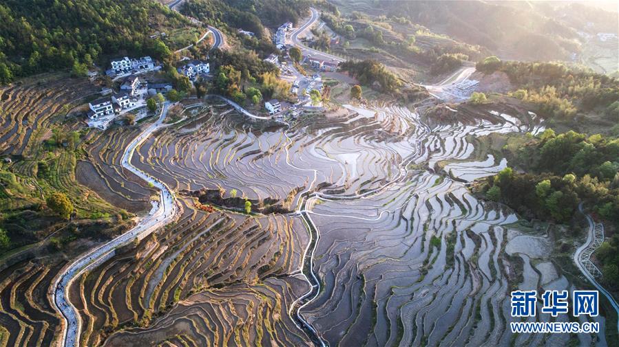 （壯闊東方潮 奮進(jìn)新時(shí)代&mdash;&mdash;慶祝改革開放40年）（8）美麗中華大地書寫綠色傳奇