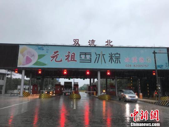 網(wǎng)傳車輛被淹的收費站現(xiàn)狀?！＄娦?攝