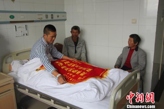 被救的李忠起、張總鳳夫婦看望受傷后的李運飛?！⊥粲?攝