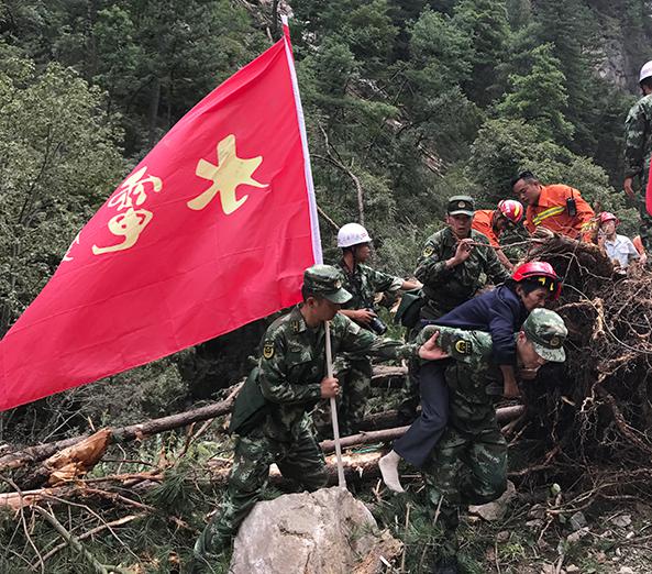武警部隊(duì)救助九寨溝受困群眾（來源：中國軍網(wǎng)）