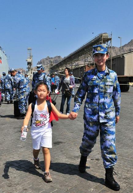 2015年3月，也門，海軍女戰(zhàn)士牽著一名小女孩的手準(zhǔn)備登上軍艦。