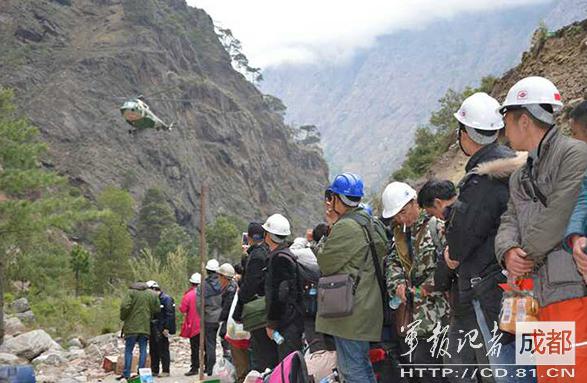 2015年4月，因地震被困尼泊爾的中國公民準(zhǔn)備登機(jī)