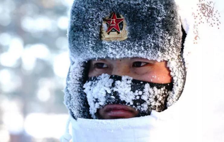 2018年2月5日，駐守在漠河縣北極村的北部戰(zhàn)區(qū)陸軍某部官兵在執(zhí)勤（來源：新華社）