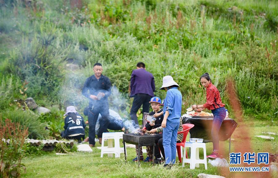（社會(huì)）（6）夏日&ldquo;過(guò)林卡&rdquo; 親近大自然