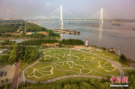 8月9日，航拍南京魚(yú)嘴濕地公園，旁邊就是南京第三長(zhǎng)江大橋。 <a target='_blank' >中新社</a>記者 泱波 攝