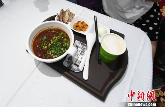 圖為&ldquo;環(huán)西部火車游Y667/8次&rdquo;列車上推出蘭州牛肉面套餐，套餐38元，有一碗牛肉面、一碟牛肉、一個雞蛋、一份小菜、一份甜胚子?！钇G敏 攝