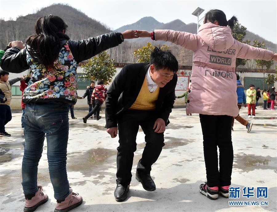 （時代先鋒&middot;圖文互動）（4）伏牛山里好老師張玉滾：挑起孩子們走出大山的希望