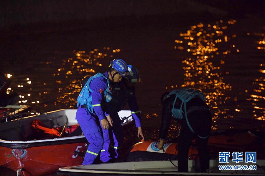 （重慶公交車墜江事故&middot;圖文互動）（1）夜幕降臨，重慶萬州公交客車墜江事故救援工作仍在進行中