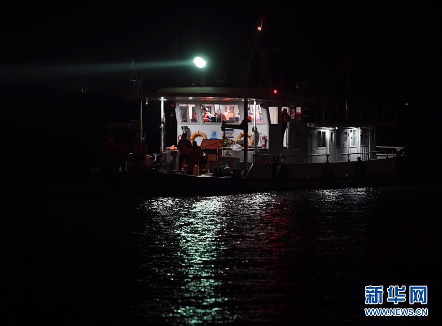 （重慶公交車墜江事故&middot;圖文互動）（2）夜幕降臨，重慶萬州公交客車墜江事故救援工作仍在進行中