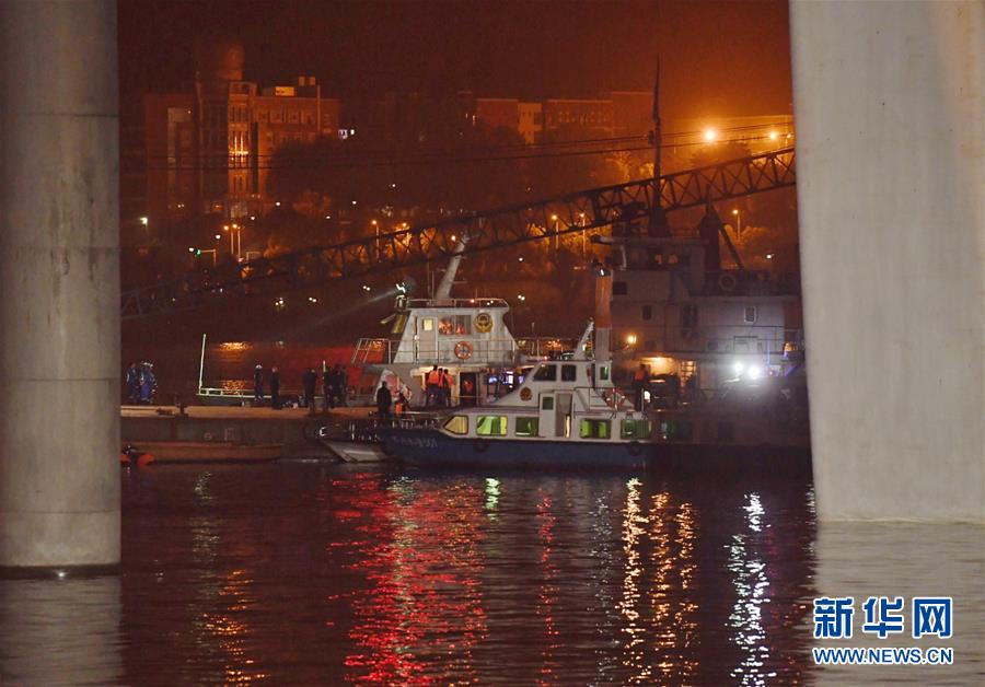 （重慶公交車墜江事故&middot;圖文互動）（3）夜幕降臨，重慶萬州公交客車墜江事故救援工作仍在進行中