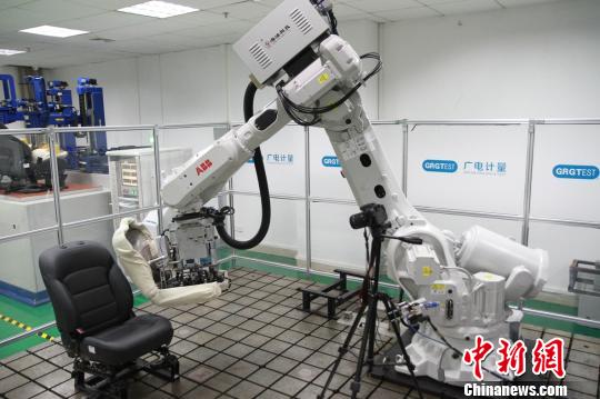 機(jī)器人測(cè)試桌椅?！”R育辛 攝