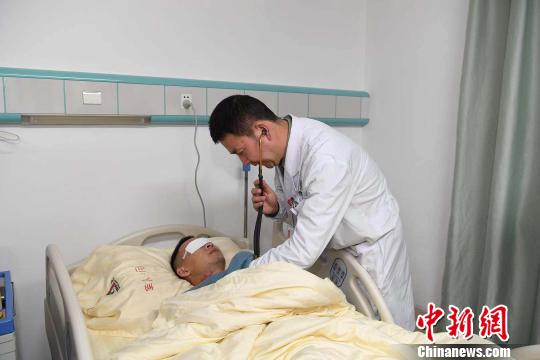 圖為醫(yī)生為杜富國檢查?！⌒が?攝