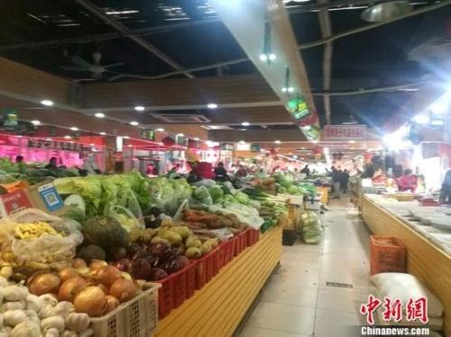 資料圖：圖為北京一家菜市場(chǎng)內(nèi)景。 謝藝觀 攝