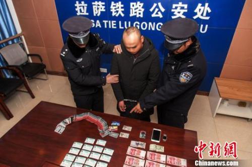 資料圖：一犯罪嫌疑人對(duì)拉薩鐵路警方查獲的火車票進(jìn)行指認(rèn)。　胡傳鑫 攝