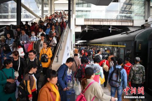 資料圖：2018年3月12日，旅客在昆明火車站進(jìn)站乘車。<a target='_blank' ><p  align=