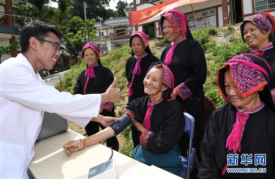 （奮進(jìn)新時代&middot;迎接兩會）（6）共享發(fā)展&mdash;&mdash;向共同富裕方向穩(wěn)步前進(jìn)