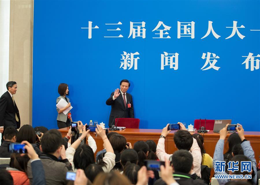 （兩會(huì)&middot;XHDW）（6）十三屆全國人大一次會(huì)議舉行新聞發(fā)布會(huì)