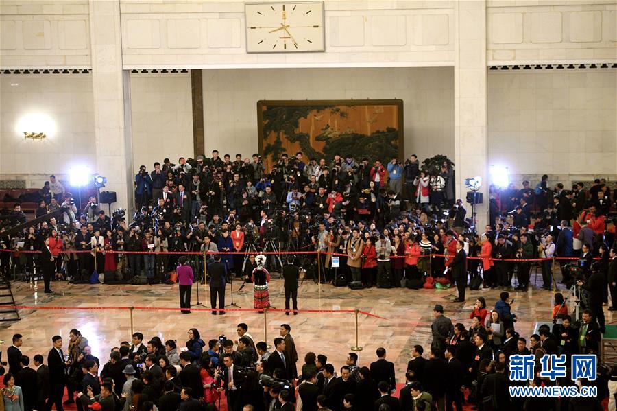 （兩會&middot;人大開幕）（15）全國人大代表接受采訪