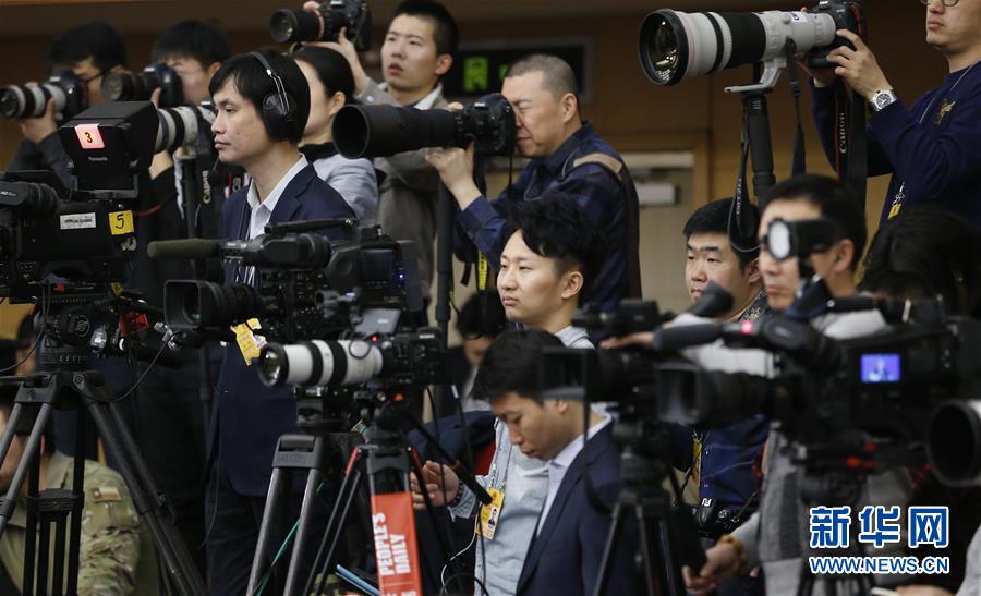 （兩會(huì)&middot;XHDW）（8）中國(guó)人民銀行行長(zhǎng)周小川等就&ldquo;金融改革與發(fā)展&rdquo;答記者問