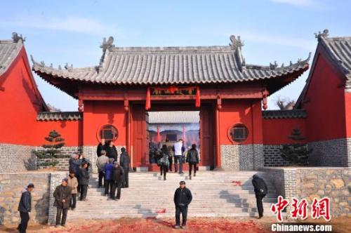 資料圖：元旦小長(zhǎng)假期間，威海南海新區(qū)云龍山上舉辦新年廟會(huì)?！⒉?攝
