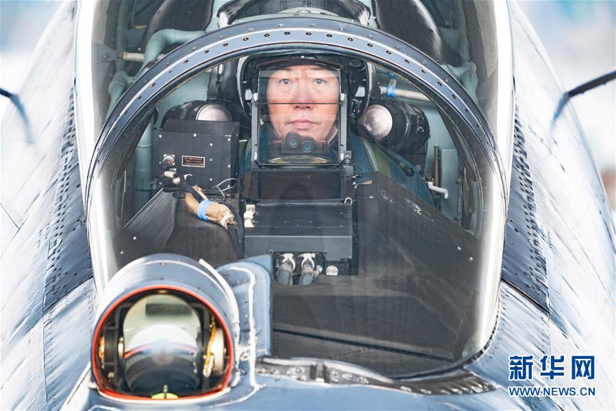 （新華全媒頭條&middot;圖文互動(dòng)）（2）戰(zhàn)鷹，為祖國(guó)奮飛&mdash;&mdash;記空軍航空兵某旅旅長(zhǎng)、特級(jí)飛行員郝井文