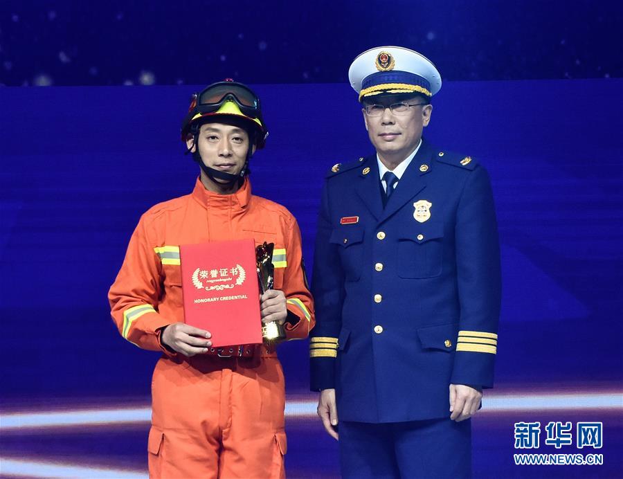 （圖文互動(dòng)）（5）&ldquo;中國網(wǎng)事&middot;感動(dòng)2018&rdquo;年度網(wǎng)絡(luò)人物頒獎(jiǎng)典禮在京舉行
