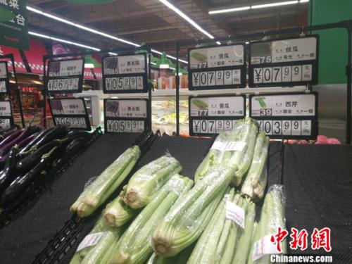 圖為超市里的蔬菜攤。正值晚間，一些菜已被人們買空。 謝藝觀 攝