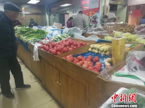 圖為北京一家社區(qū)超市里的菜攤。謝藝觀 攝