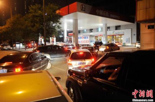 資料圖：山西太原一加油站內(nèi)，私家車主排隊加油。<a target='_blank' ><p  align=