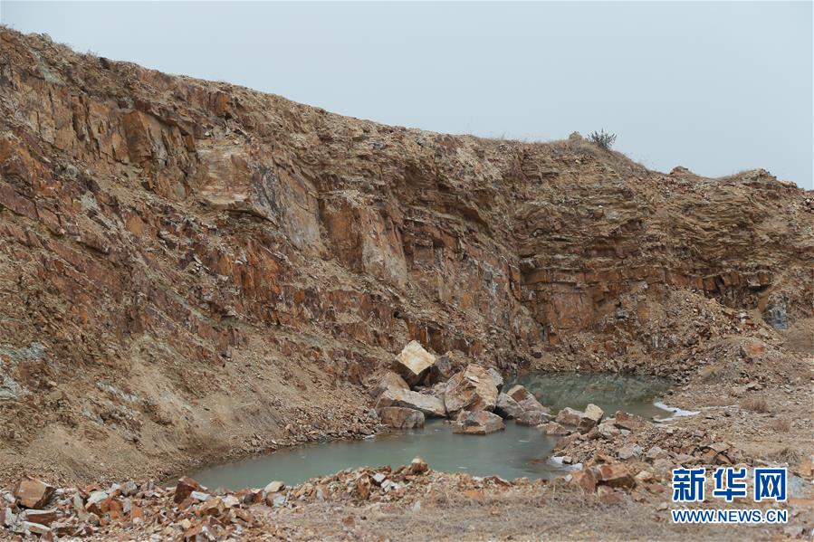 （新華視點(diǎn)&middot;圖文互動）（1）挖掘作業(yè)距漢墓中心僅20米，村民住房出現(xiàn)裂縫&hellip;&hellip;&ldquo;造地&rdquo;如何變挖山？