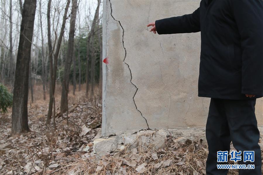 （新華視點(diǎn)&middot;圖文互動）（3）挖掘作業(yè)距漢墓中心僅20米，村民住房出現(xiàn)裂縫&hellip;&hellip;&ldquo;造地&rdquo;如何變挖山？