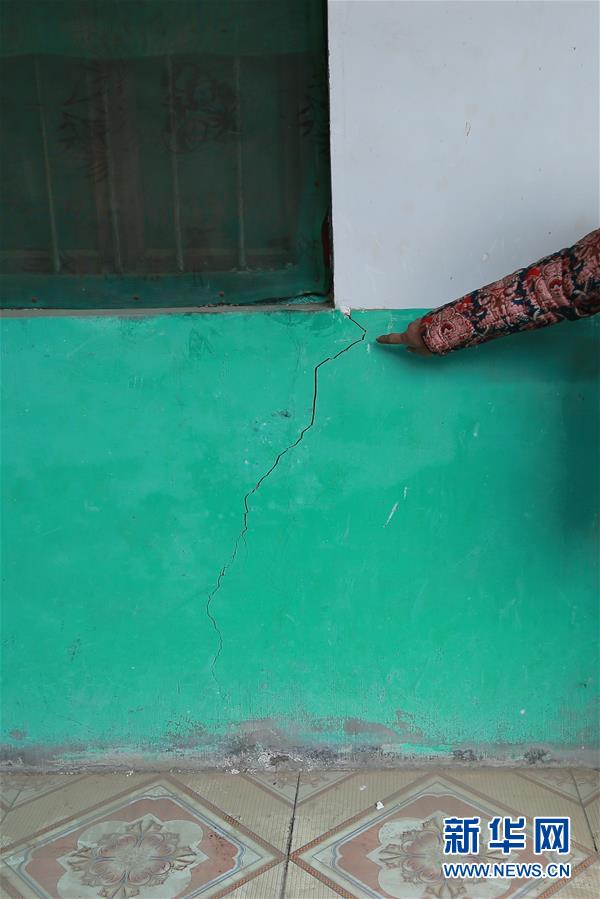 （新華視點(diǎn)&middot;圖文互動）（4）挖掘作業(yè)距漢墓中心僅20米，村民住房出現(xiàn)裂縫&hellip;&hellip;&ldquo;造地&rdquo;如何變挖山？