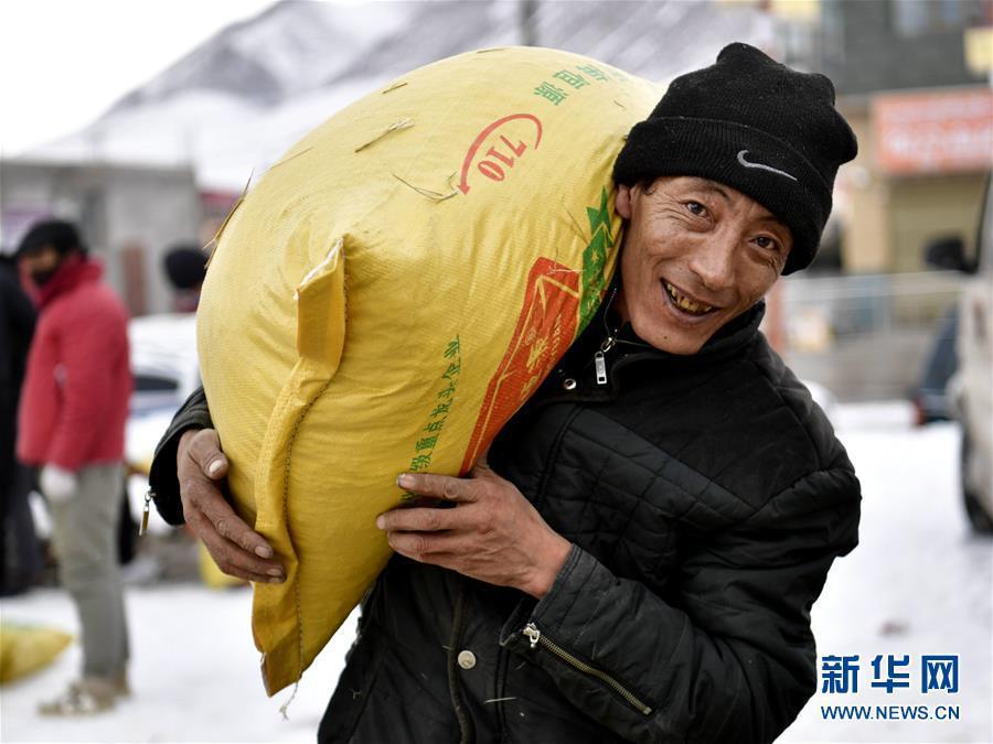 （新華全媒頭條&middot;圖文互動(dòng)）（4）風(fēng)雪中傳遞溫暖的力量&mdash;&mdash;記青海干部群眾抗擊玉樹雪災(zāi)