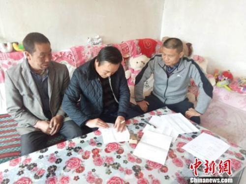 資料圖：圖為扶貧隊伍進(jìn)貧困戶里，給貧困戶宣講政策。　鐘欣 攝